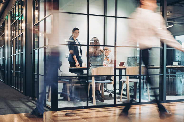 Lavoratori in un ufficio foto iStock. - RIPRODUZIONE RISERVATA