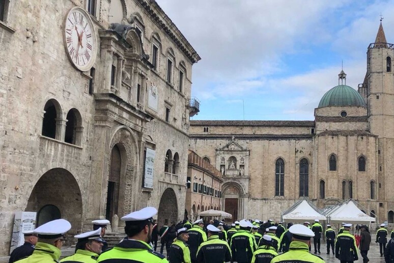 - RIPRODUZIONE RISERVATA