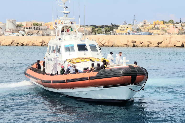 L 'immagine di uno sbarco a Lampedusa - RIPRODUZIONE RISERVATA