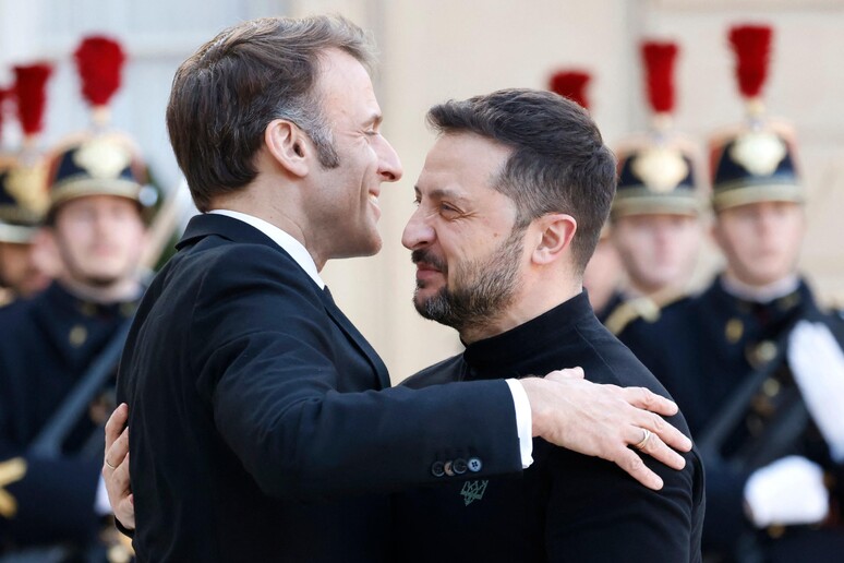 Volenterosi a Parigi. Kiev: "Truppe non peacekeeper" © ANSA/AFP