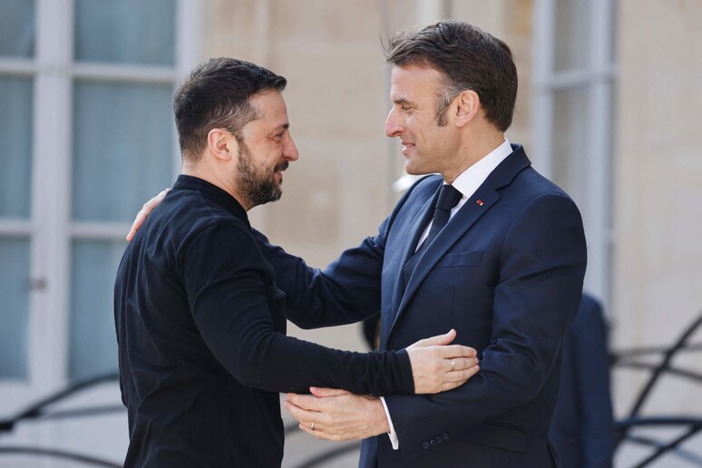 Macron con Zelensky al vertice dei  'volenterosi ' per l 'Ucraina a Parigi © ANSA/AFP