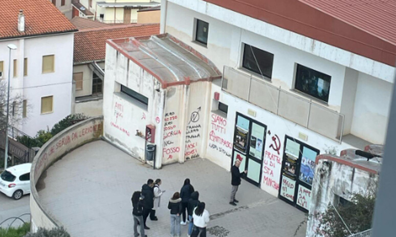 Scuola. Mura (FdI): scritte contro Giorgia Meloni, grave intimidazione - RIPRODUZIONE RISERVATA
