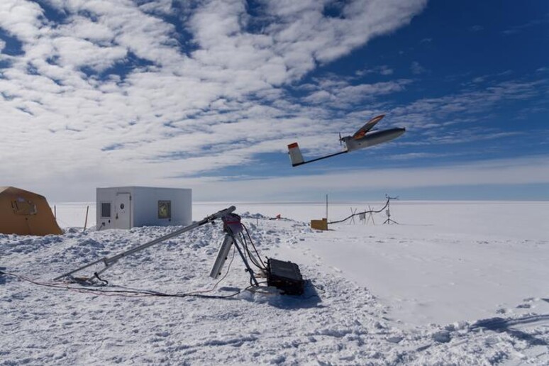 Il drone utilizzato per raccogliere campio di vapore acqueo sui ghiacci della Groenlandia (fonte: Ole Zeising/Alfred-Wegener-Institute) - RIPRODUZIONE RISERVATA