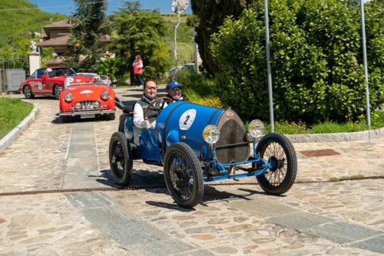 Ruote nella Storia, sfilata di auto d 'epoca sulla Pavia-Venezia - RIPRODUZIONE RISERVATA