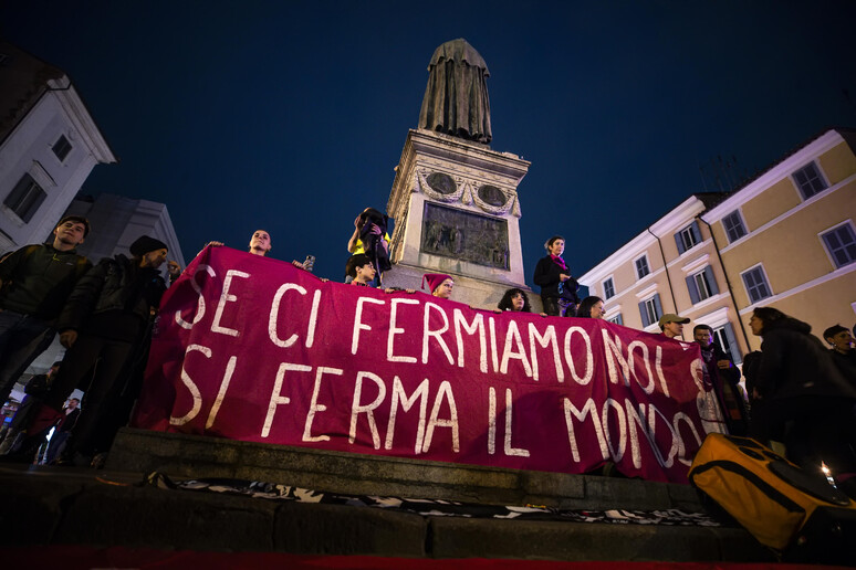 LA PIAZZA FUCSIA, MIGLIAIA CONTRO GUERRA E PATRIARCATO - RIPRODUZIONE RISERVATA