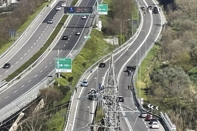 Non si fermano all 'alt, ladro ferito in sparatoria - RIPRODUZIONE RISERVATA