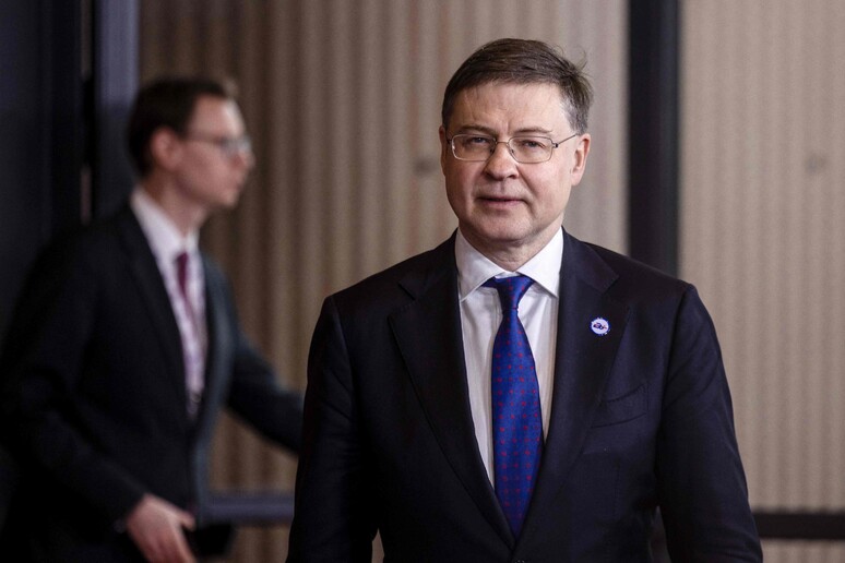 Dombrovskis vede il ministro delle Finanze cinese: "Opportunità per cooperazione" © ANSA/AFP