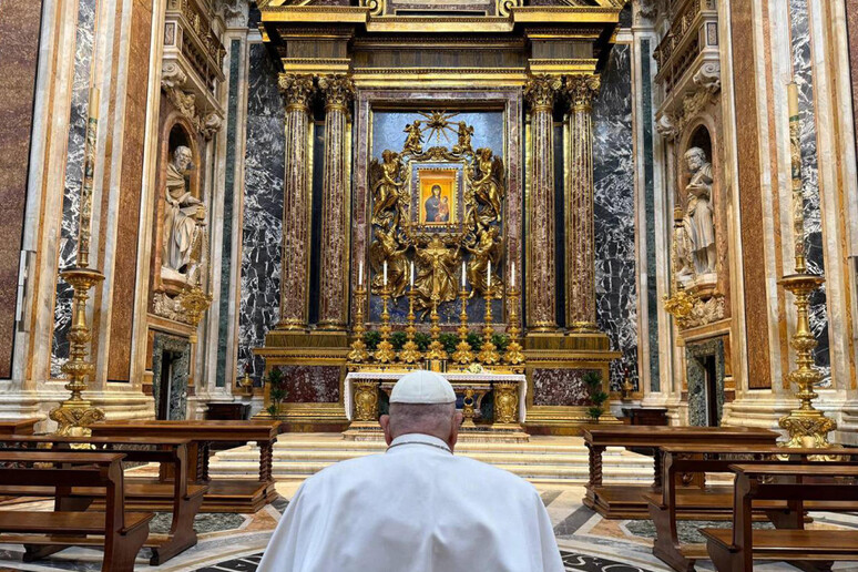 Papa Francesco durante l 'ultima visita a Santa Maria Maggiore © ANSA/AFP