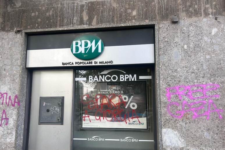 Corteo proPal a Milano, danneggiata la vetrina di una banca con la scritta "Spara a Giorgia" - RIPRODUZIONE RISERVATA