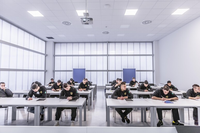 A scuola da Lamborghini, progetto  'Desi ' compie 10 anni - RIPRODUZIONE RISERVATA