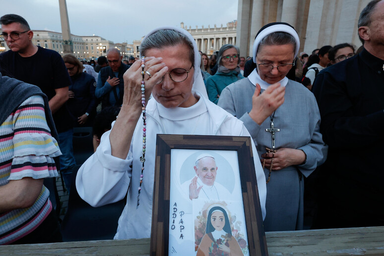 Roma prepara l 'addio al Papa, 200mila ai funerali - RIPRODUZIONE RISERVATA