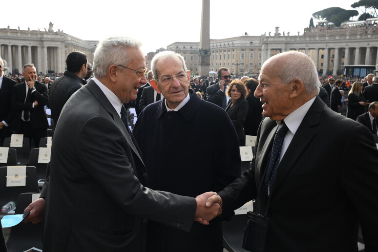 Destra e sinistra sul sagrato, insieme per il Papa - RIPRODUZIONE RISERVATA