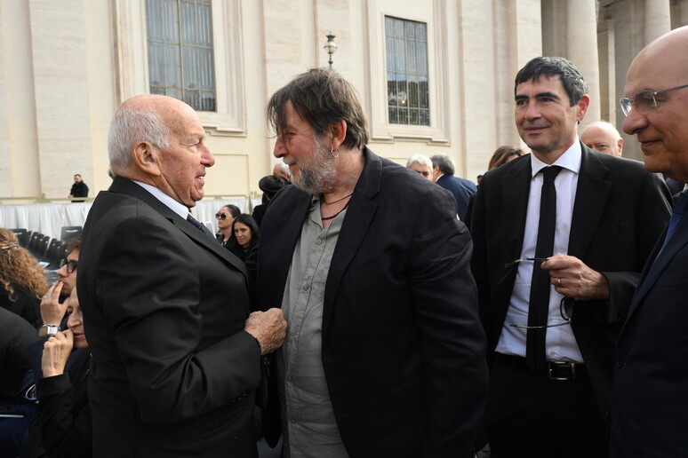 Fausto Bertinotti, Luca Casarini e Nicola Fratoianni in piazza San Pietro - RIPRODUZIONE RISERVATA