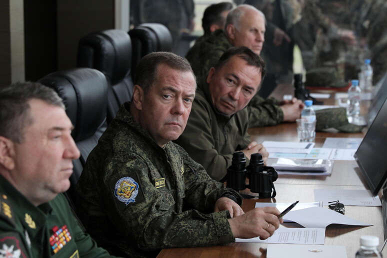 Dmitry Medvedev (secondo da sinistra) © ANSA/EPA