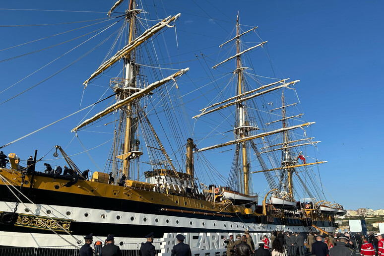 L 'Amerigo Vespucci ad Ortona - RIPRODUZIONE RISERVATA