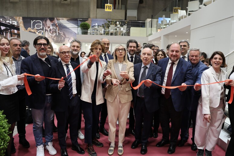 - RIPRODUZIONE RISERVATA