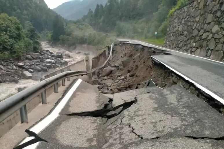 - RIPRODUZIONE RISERVATA
