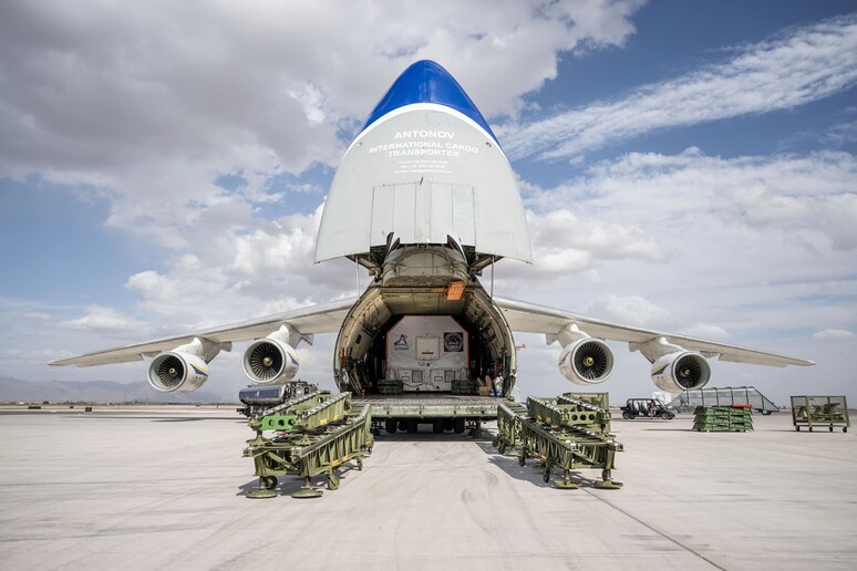Il modulo Halo all’interno della stiva dell’aereo cargo arrivato in Arizona (fonte: NASA/Josh Valcarcel) - RIPRODUZIONE RISERVATA
