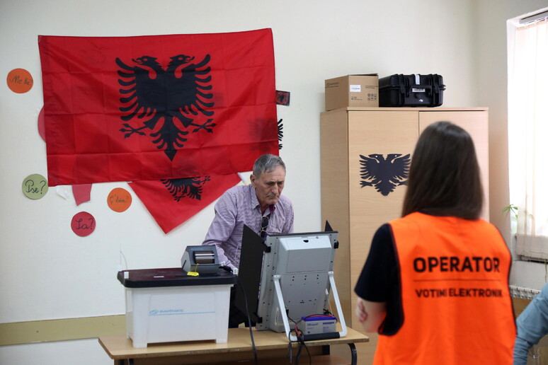 Seggio elettorale in Albania © ANSA/EPA