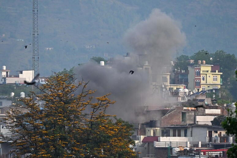 Smoke billows after an artillery shell landed in the main town of Poonch district in India 's Jammu © ANSA/AFP