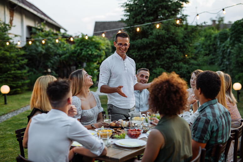 Una riunione di amici foto iStock. - RIPRODUZIONE RISERVATA
