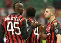 Mario Balotelli (s) esulta con Adel Taarabt (d) dopo aver segnato al Bologna